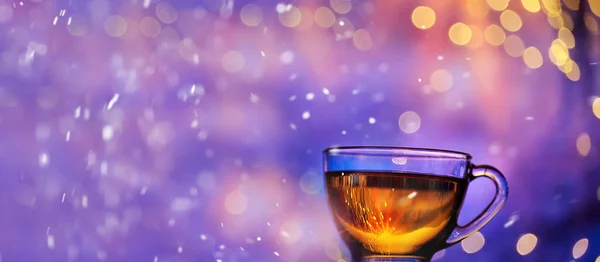 Koncepcja Nowego Roku Bożego Narodzenia Filiżankę Herbaty Błyszczącą Girlandę Wieczorna — Zdjęcie stockowe