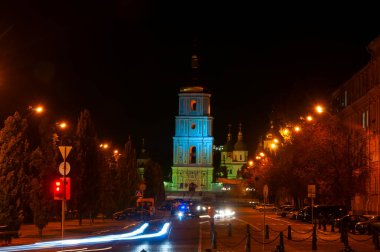 Kyiv şehrinin tarihi kısmının gece manzarası. Ukrayna.