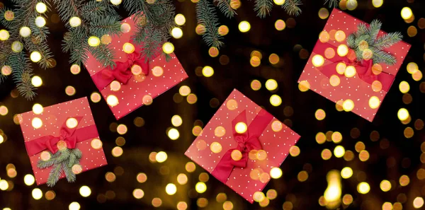 Rote Geschenkschachtel Mit Schleife Und Fichtenzweig Auf Schwarzem Hintergrund Goldenes — Stockfoto