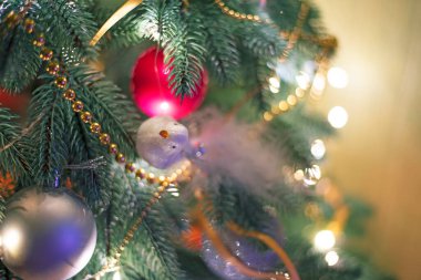 Oyuncak ve çelenkli Noel ağacı. Çok yumuşak seçici bir odak. sanatsal yumuşak fotoğraf.