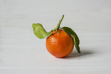 Beyaz arka planda yaprakları olan mandalina.