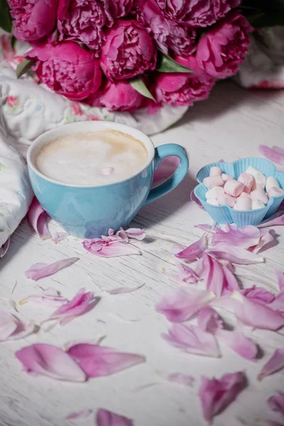 Egy Csésze Kávé Illatos Habbal Bazsarózsa Virágokkal Gyengéd Fényforrás Fotó — Stock Fotó