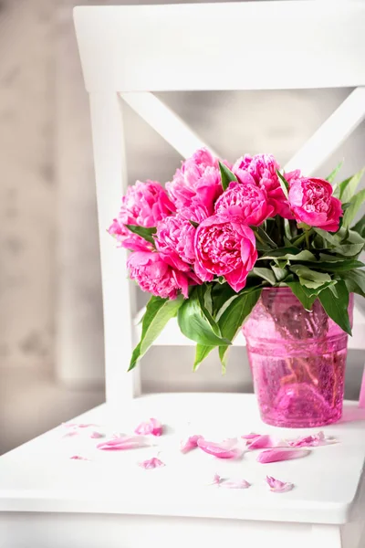 Нежные Свежие Цветы Почки Большие Розовые Пионы Каплями Белом Стуле — стоковое фото