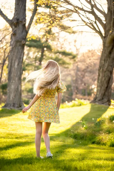 Štíhlá Mladá Dívka Roztomilé Krátké Šaty Dlouhými Blond Vlasy Točí — Stock fotografie