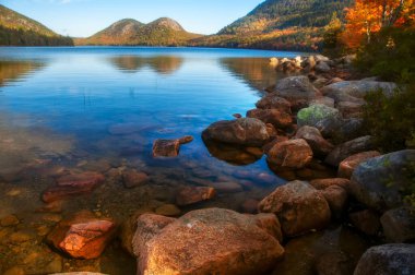 Güneşli bir sonbahar gününde, rengarenk sonbahar dağlarının arasında göl. Acadia Ulusal Parkı. ABD. Maine