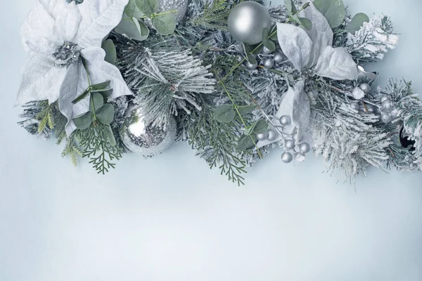 Guirnalda Decorativa Navidad Año Nuevo Sobre Fondo Azul Claro Postal — Foto de Stock