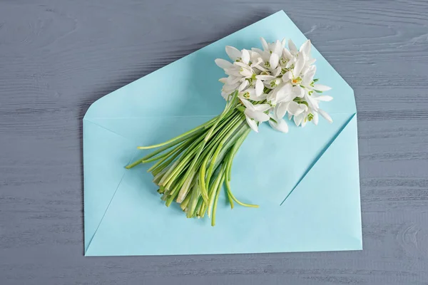 Bir Buket Bahar Kar Tanesi Çuha Çiçekleri Ahşap Mavi Arka — Stok fotoğraf