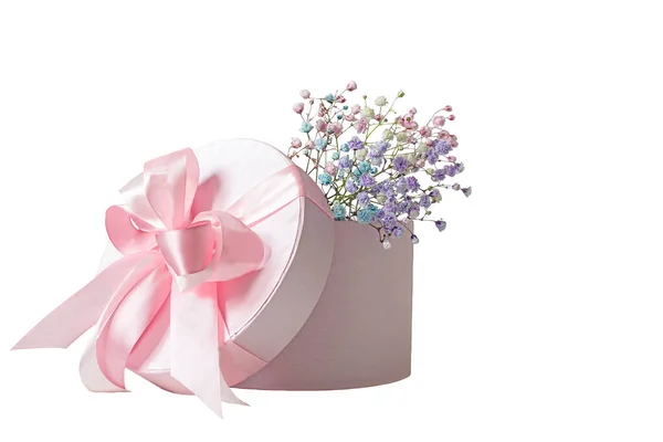 Hafif Arka Planda Karton Bir Kutuda Pembe Küçük Çiçekler Olan — Stok fotoğraf