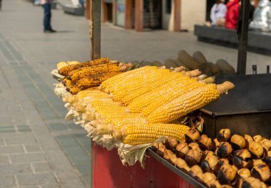 Bir şehir caddesinde kavrulmuş mısır ve kestane tepsisi. Geleneksel sokak ticareti İstanbul. Türkiye.