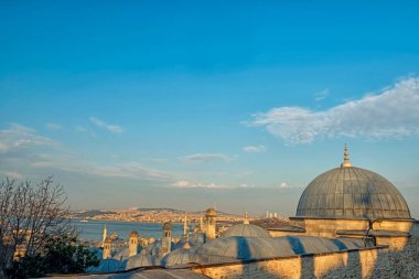 Caminin kubbeleriyle İstanbul ve Boğaz 'ın gözlem güvertesinden görünüşü. İstanbul. Türkiye.