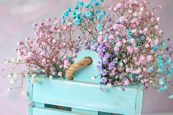 Tahta Bir Kutuda Arka Planda Pembe Küçük Çiçekler Olan Narin — Stok fotoğraf