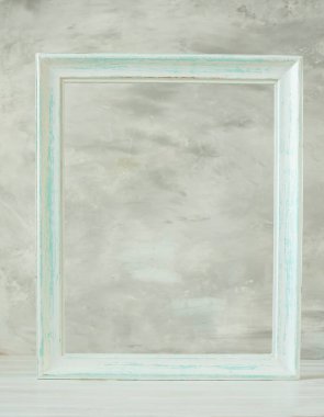 Gri bir duvara karşı ahşap, beyaz, eski bir çerçeve.. 