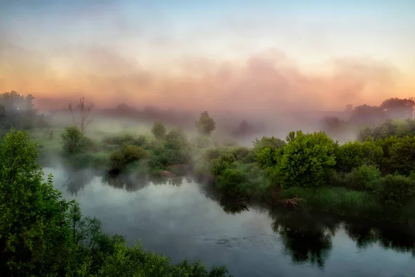 Mglisty Świt Nad Zieloną Rzeką Mgła Nad Wodą Ciemny Poranek — Zdjęcie stockowe