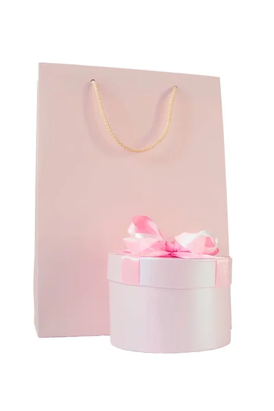 粉色礼品袋和带蝴蝶结的粉色礼品盒 是的在白色上隔离 — 图库照片