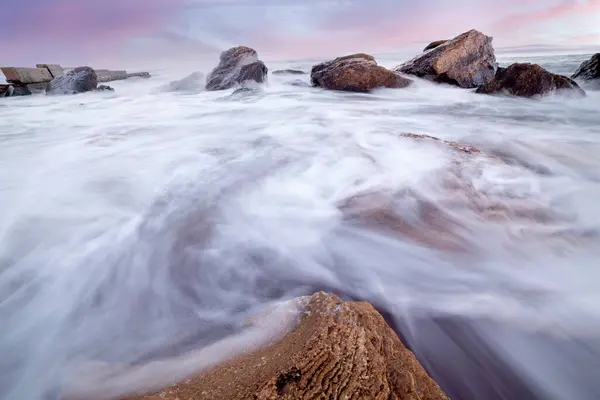 Seascape Long Exposure Waves Bending Rocks Water Dramatic Sky —  Fotos de Stock