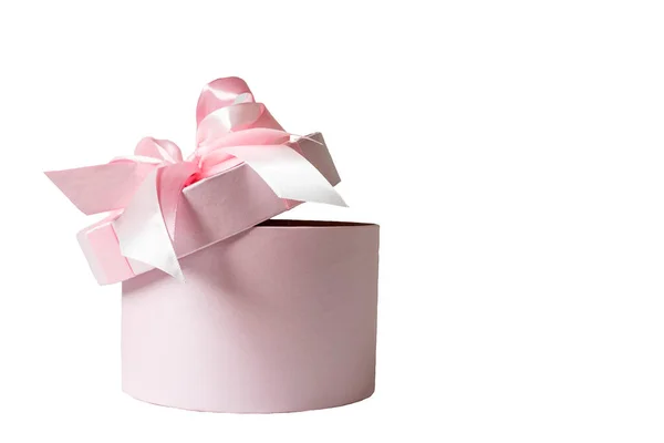 Roze Een Kartonnen Doos Met Roze Lint Isolaat Wit — Stockfoto