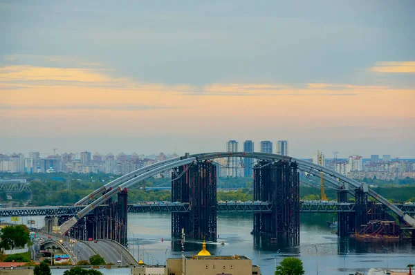 キエフの街の眺め ポドルスキー橋はドニエプル川に架かっている ウクライナだ キエフ — ストック写真