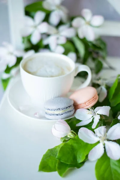 繊細な白い花の間でコーヒーとマカロン 素晴らしい春の夏の気分で繊細な朝のコーヒー ソフト選択的芸術的フォーカス — ストック写真