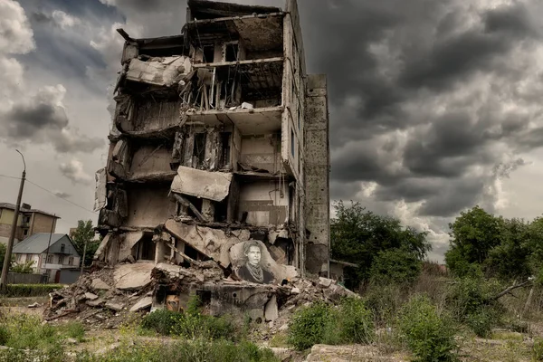 一幢多层住宅大楼在被火箭击中后的建筑 被毁的地板和一幅描绘乌克兰作家莱萨 乌克兰卡的被毁壁画 Borodyanka 乌克兰 — 图库照片