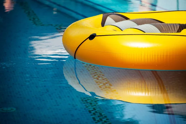 Círculo Inflável Amarelo Para Nadar Água Piscina — Fotografia de Stock