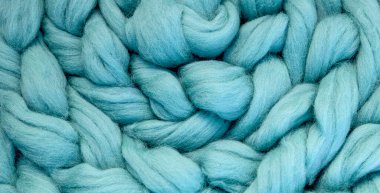 Yünlü kabarık iplikçikler şeklinde örülmüş..