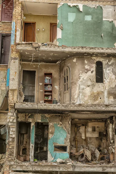 Roket çarptıktan sonra çok katlı bir bina inşa edilmiş. Borodyanka. Ukrayna. Savaş.