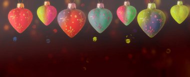 Çok renkli ışıklar ve bokeh 'li koyu bir arka planda bir dizi kalp şeklinde Noel oyuncağı. Pankart. Yeni yıl arkaplanı.