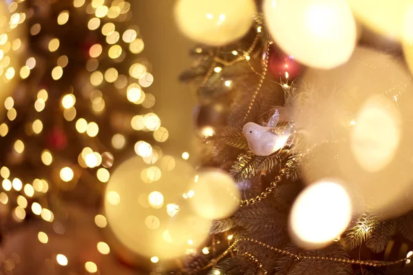 Weihnachtsbaumbeleuchtung Und Weihnachtsbaum Spielzeugvogel Glühende Lichter Und Goldenes Bokeh Sehr — Stockfoto
