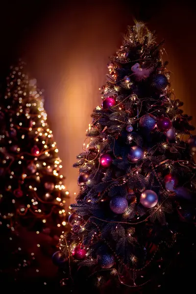 Weihnachtsbäume Lichterglanz Von Girlanden Einem Dunklen Raum Winterlicher Festlicher Weihnachtsabend — Stockfoto