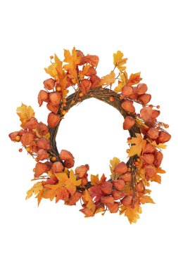 Yapay kırmızı yapraklı sonbahar çelengi ve sonbahar meyveleri. Beyazı izole et.