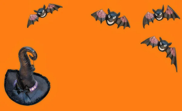 Halloween Postkarte Fledermäuse Und Hexenhut Auf Orangefarbenem Hintergrund Banner Kopierraum — Stockfoto