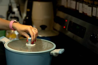 Sinekkuşu bahçedeki bir içme kabından su içer.. 