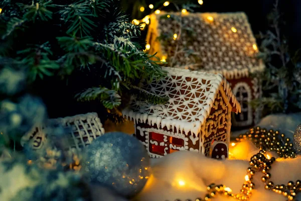 Lebkuchenhaus Und Lichtergirlanden Märchenhaftes Neujahrsfoto Mit Lebkuchenhäusern — Stockfoto