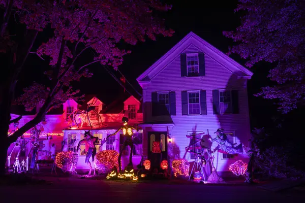 Foto Nocturna Decoraciones Brillantes Halloween Esqueletos Brujas Calabazas Alrededor Una Fotos De Stock