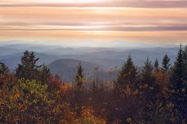 Bir sonbahar günü dağ sıralarının tepelerinin genel görünümü. Vermont. ABD..