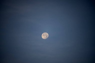 Dolunay, ay kraterleri ve yüzey dokusuyla yakın çekim..