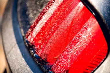 Kırmızı araba farları, dur sinyali, dondurucu bir sabahta damlalar halinde yakın çekim..