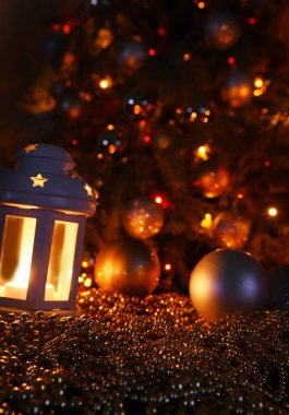 Noel arkaplanı, parlak çelenk, mum ışığı ve oyuncaklardan oluşan soyut bir Noel arkaplanı..