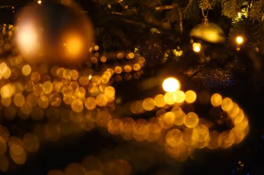 Noel arkaplanı, parlak çelenk, mum ışığı ve oyuncaklardan oluşan soyut bir Noel arkaplanı..