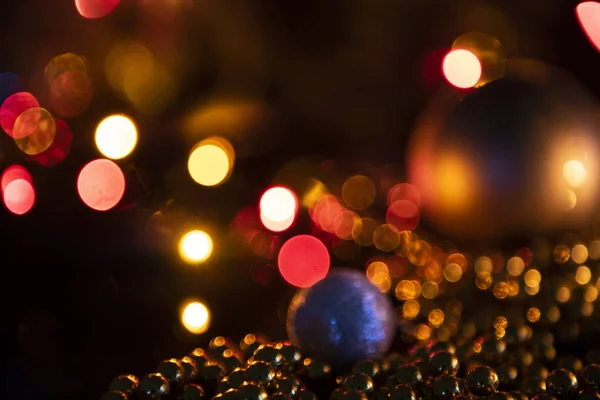 ガーランド キャンドルライト おもちゃの輝く光から抽象的なお祝い新年のクリスマスの背景 — ストック写真