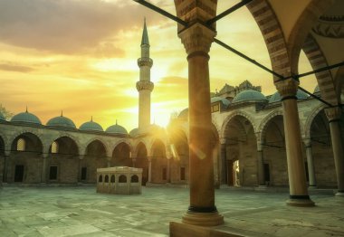Günbatımında güneşin altında caminin avlusunda. İstanbul. Kamyon.