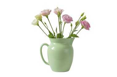 Açık yeşil bir seramik sürahi içinde narin pembe ve beyaz bir östoma lisianthus çiçeği buketi. İzole et. 