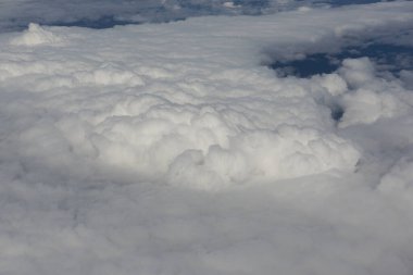 Görkemli bulutların ve gökyüzünün yukarıdan görünüşü bir uçaktan.
