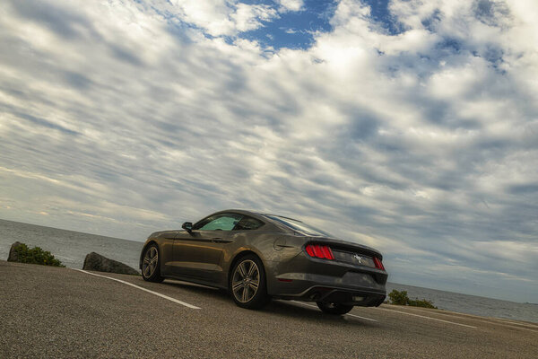 Йорк-Мейн, США, 25 сентября 2023 года: Уличный обзор автомобиля Форд-Мустанг 2015 года на берегу океана