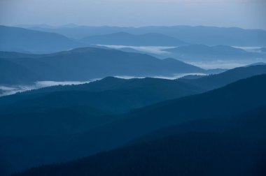 Mavi dağ siluetleri. Mavili minimalist manzara