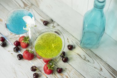 Hafif ahşap arka planda chia tohumlu buzlu kokteyl.