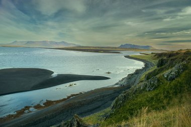 Okyanusun yüksekliğinden İzlanda 'nın kuzey sahilinin güzel manzarası. Deniz alçaldığında ve yeşil kıyılarda körfezin manzarası.