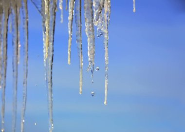 Mavi gökyüzünde buz saçakları eriyor. Isınıyor, bahar geliyor.