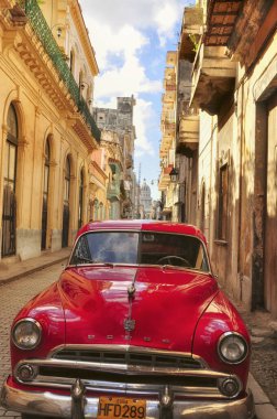 Havana 'nın antik sokaklarında kırmızı retro araba. Küba. Boyama küpleri. Eski model bir araba.