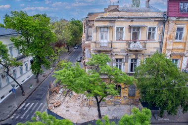 Eski binaları olan şehir merkezi caddesi. Rekonstrüksiyon sırasında yıkılan bina. Ukrayna. Odessa.